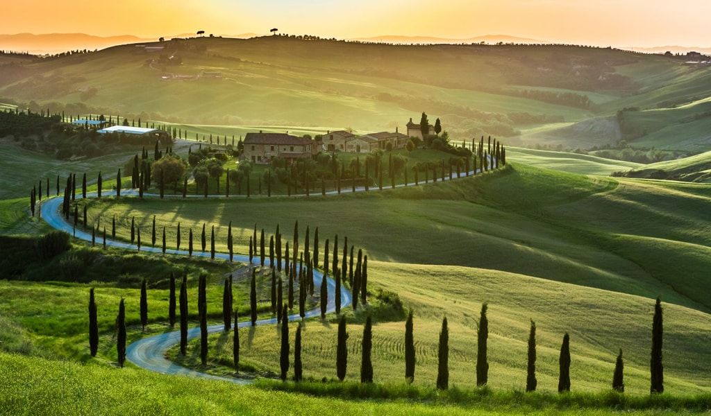 Toscane trouwbestemming met glooiende heuvels en wijngaardvista