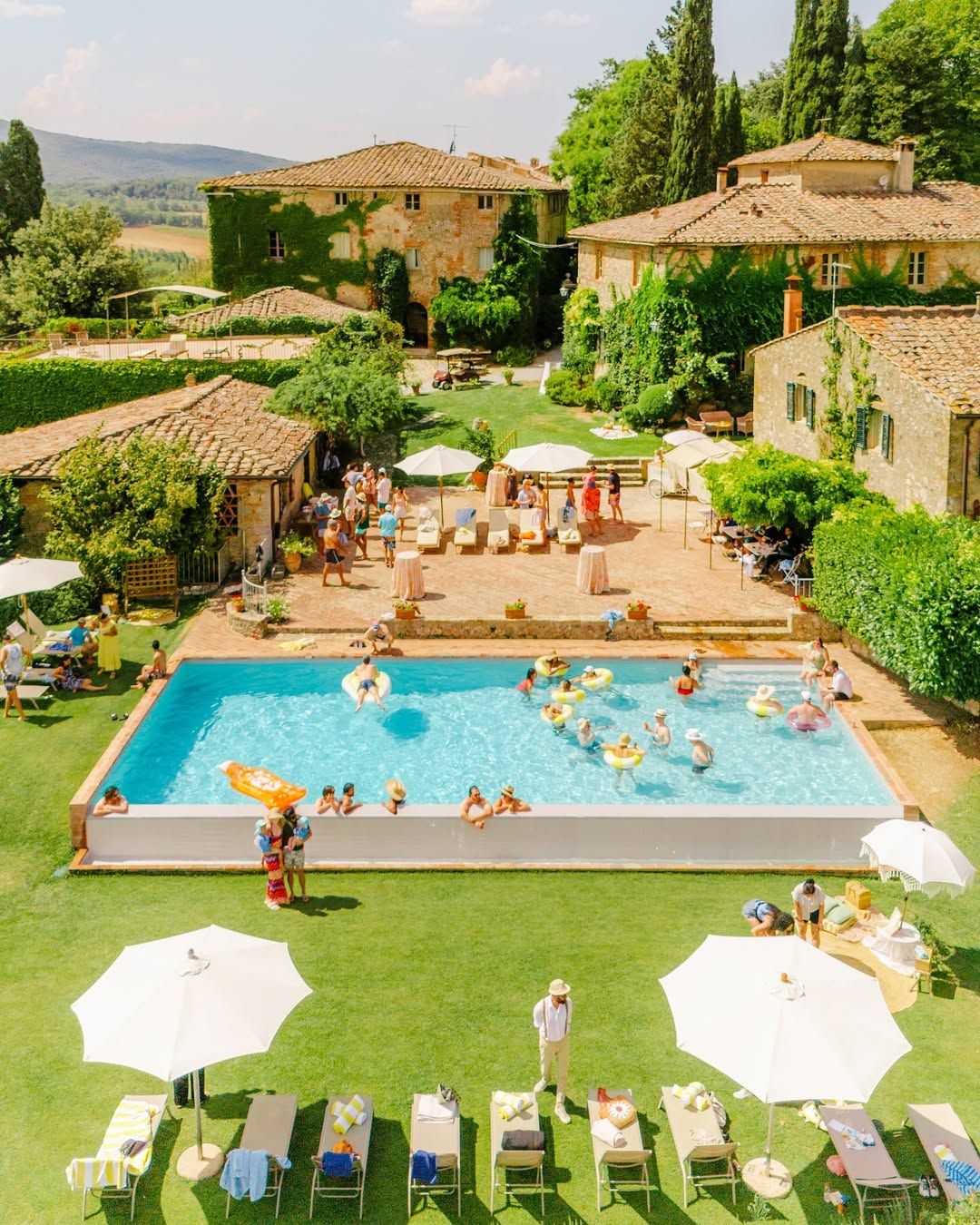 Luxe bruiloftsviering met gasten die genieten van een exclusieve Italiaanse villa-ervaring