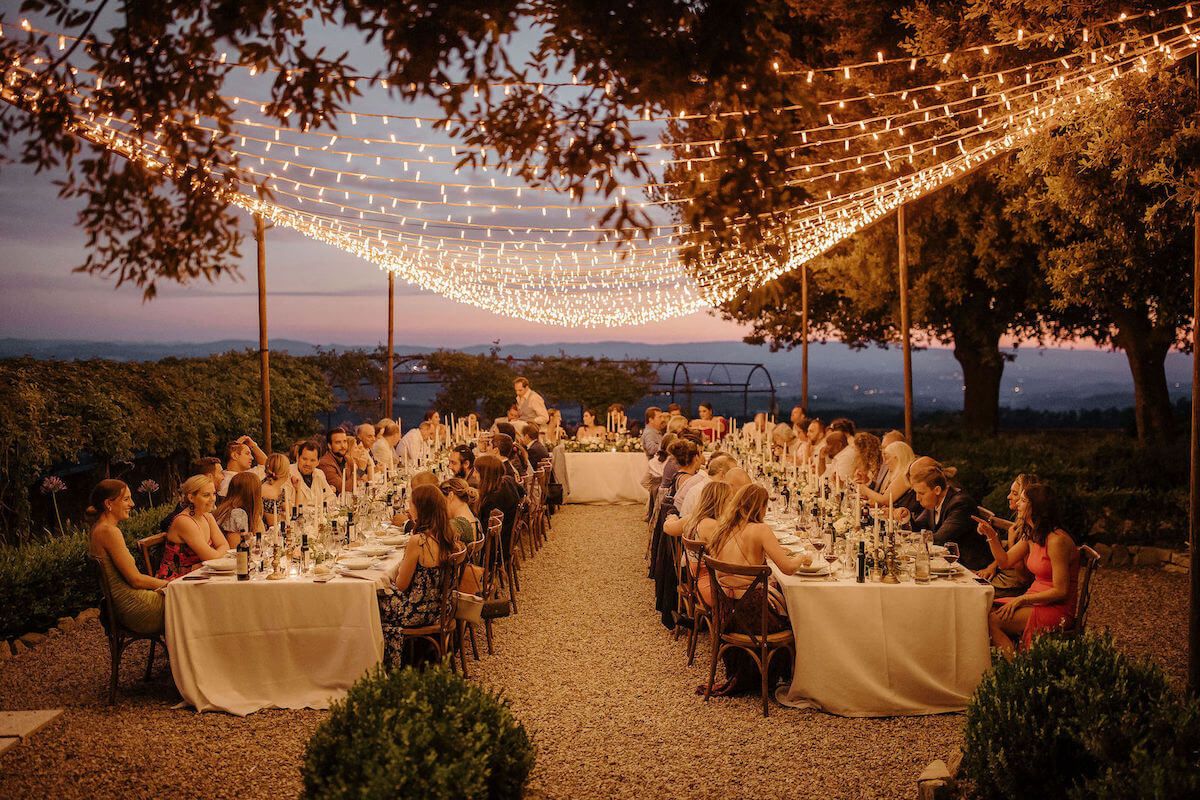 Luxe bestemmingshuwelijk in Italië met spectaculair vuurwerk boven een elegante villa